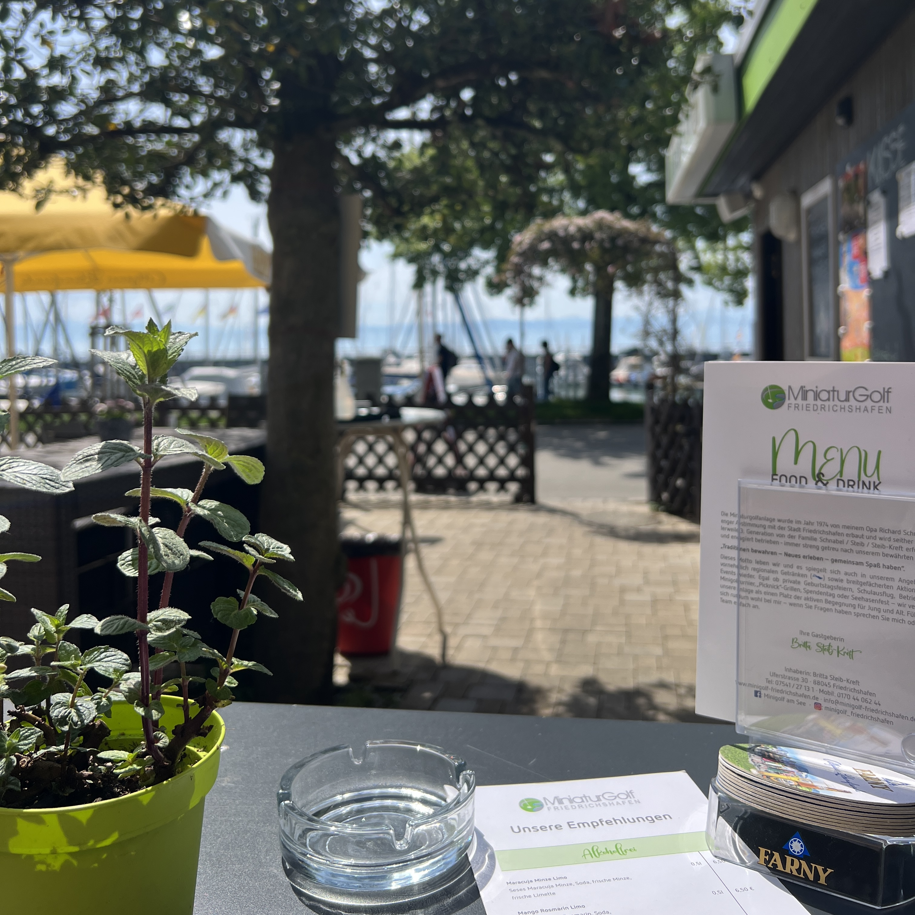 aMigo Bar am Minigolfplatz, Blick auf Eingang und Seesichz